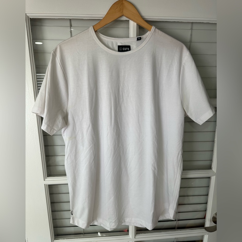 Cuts Men's Curve Hem White T-Shirt